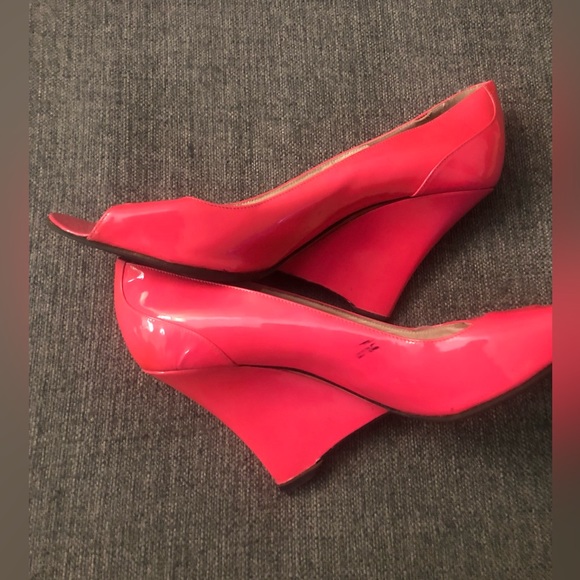 Hot pink patent leather wedges - Picture 3 of 6
